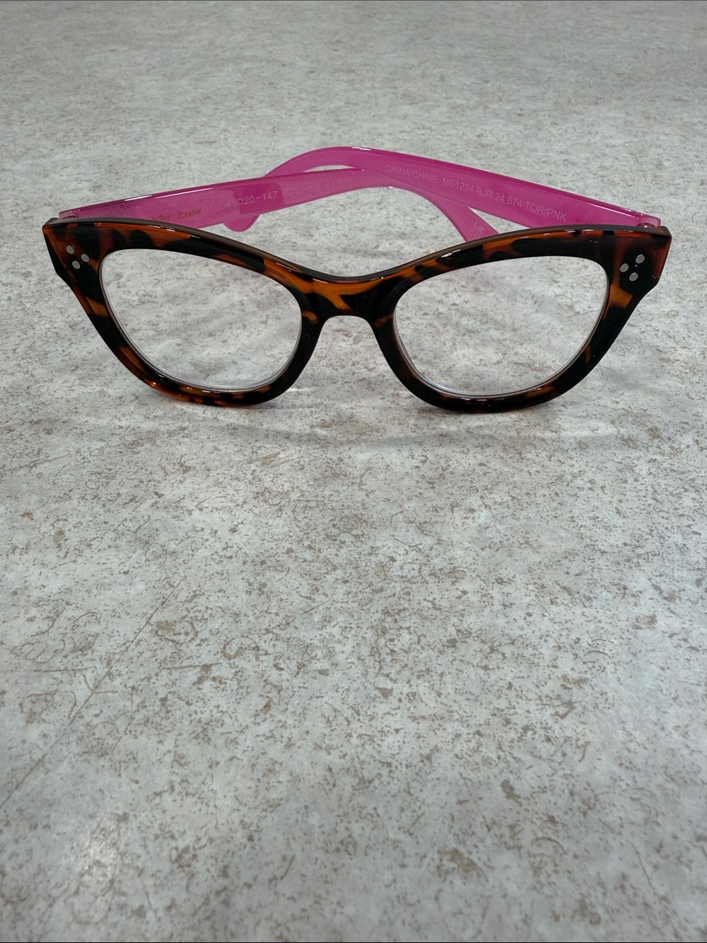 BNWOT BETSEY JOHNSON TORTOISE SHELL & PINK TEMPLE READERS 1.50+ STRENGTH